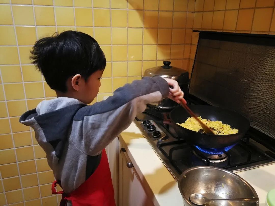年轻父母与孩子一起在厨房做饭高清图片下载-正版图片500441018-摄图网